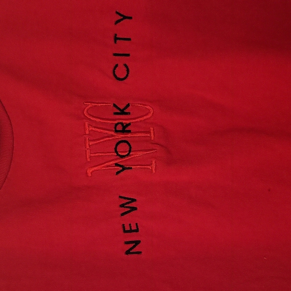 New York City lettered (in black) red short-sleeved tee. 100%  cotton. M. - Picture 2 of 4